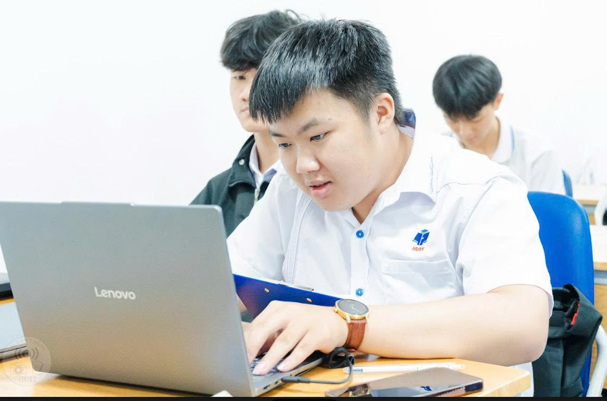 Brilliance in Innovation: Semi-Final Round of the Student Scientific Research Competition – Faculty of Information Technology (2025–2026)