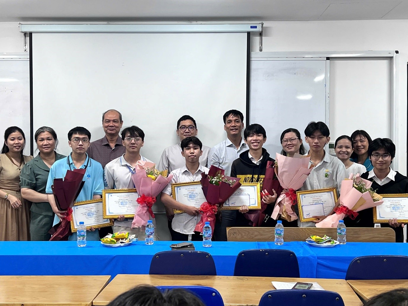 KHOA CÔNG NGHỆ THÔNG TIN TỔ CHỨC THÀNH CÔNG CUỘC THI HỌC THUẬT "ĐẤU TRƯỜNG GIẢI THUẬT" NĂM HỌC 2025 – 2026
