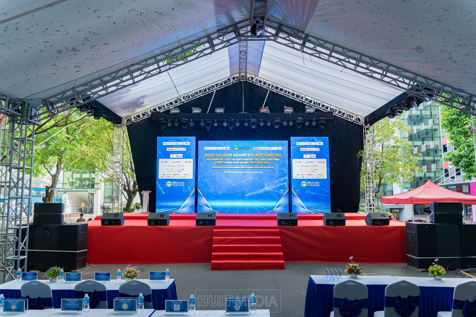 CHÚC MỪNG THÀNH CÔNG CỦA CÁC ĐỘI THI KHOA CÔNG NGHỆ THÔNG TIN TẠI CHUNG KẾT HUIT STARTUP 2025