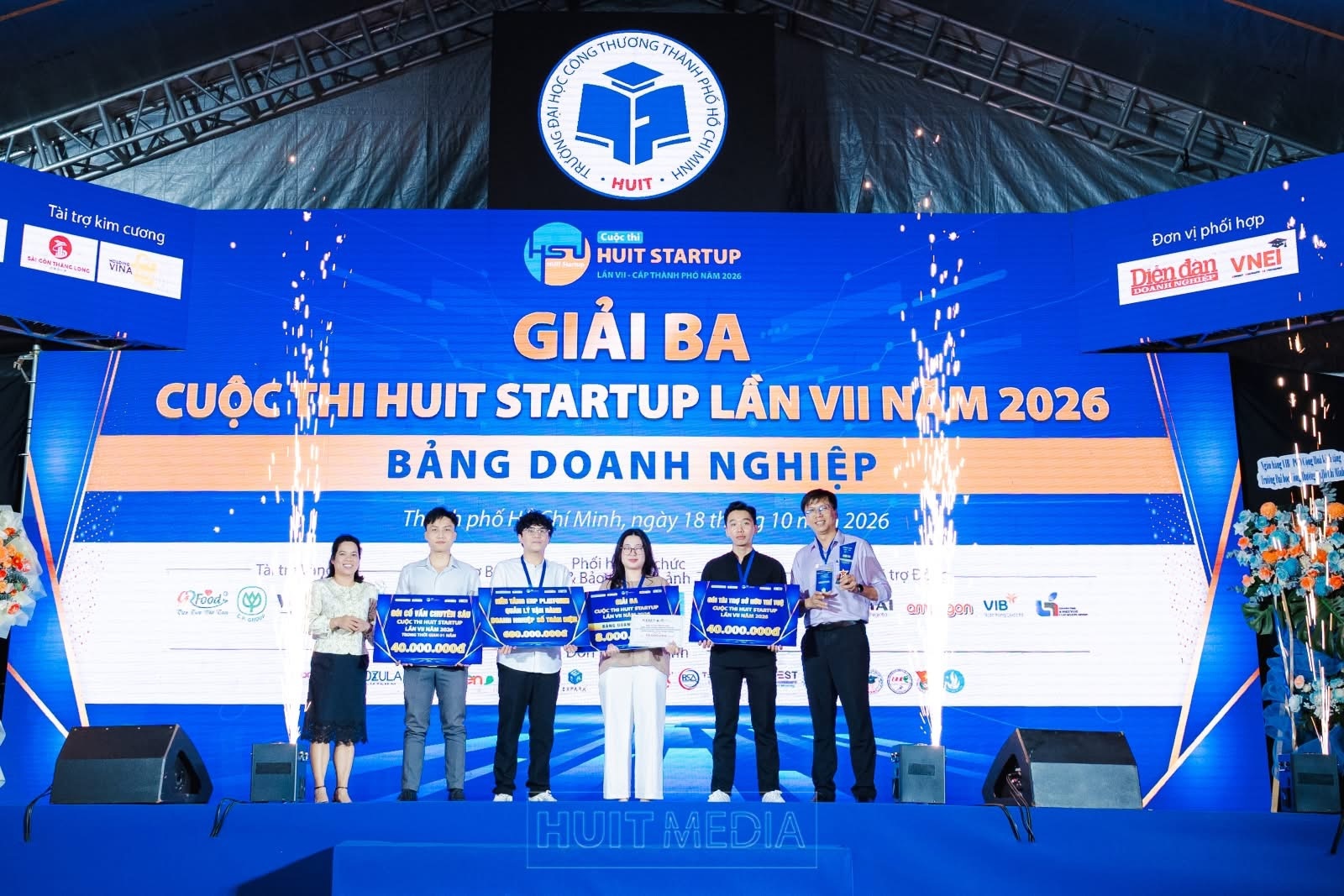 TỪ GIẢNG ĐƯỜNG ĐẾN DOANH NGHIỆP: HÀNH TRÌNH KHỞI NGHIỆP ĐẦY TỰ HÀO CỦA CỰU SINH VIÊN KHOA CÔNG NGHỆ THÔNG TIN