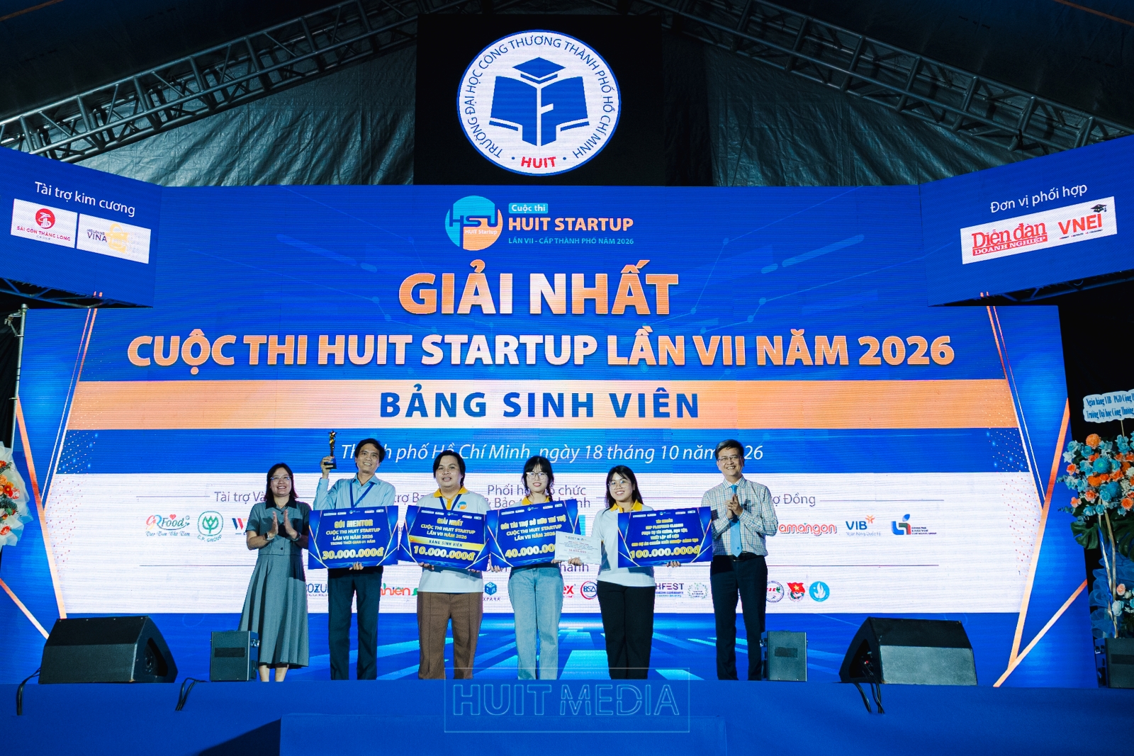 TỪ Ý TƯỞNG ĐẾN NGÔI VỊ QUÁN QUÂN: SINH VIÊN KHOA CÔNG NGHỆ THÔNG TIN GIÀNH CÚ ĐÚP GIẢI THƯỞNG TẠI HUIT STARTUP 2026