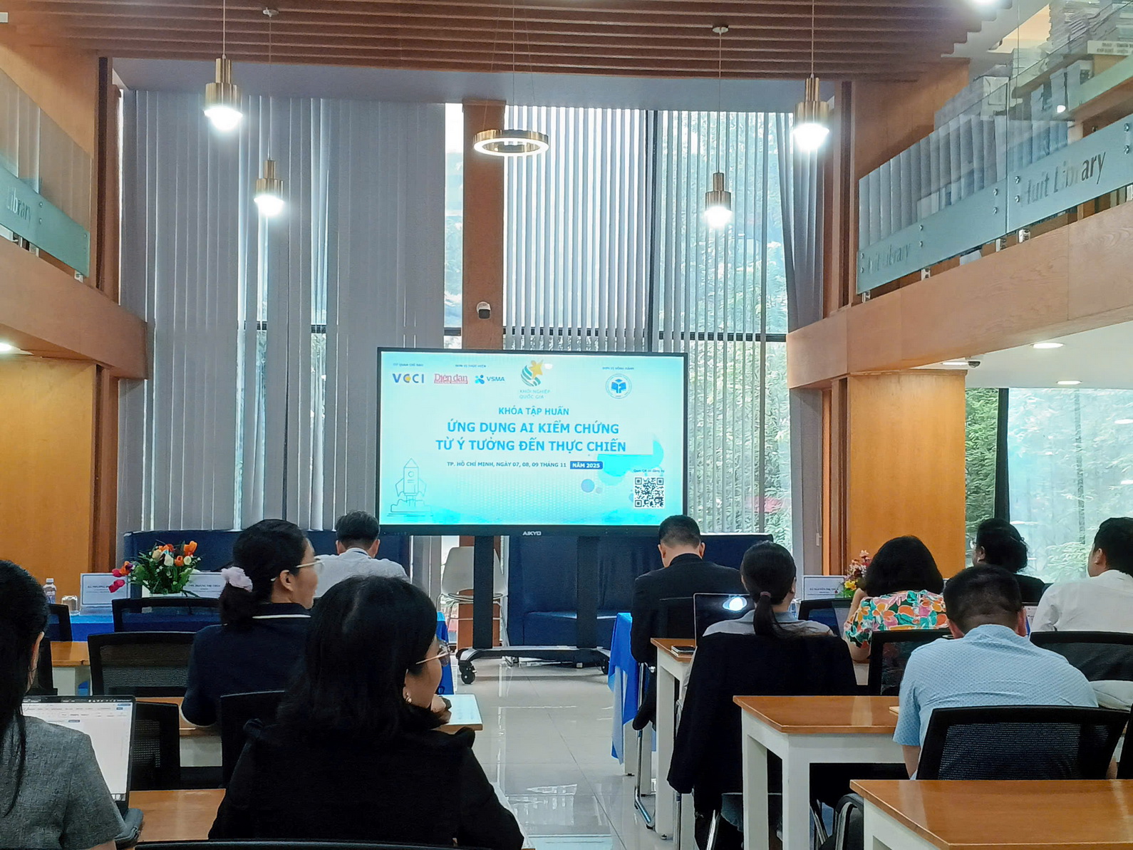 GIẢNG VIÊN KHOA CÔNG NGHỆ THÔNG TIN THAM GIA KHAI GIẢNG KHÓA TẬP HUẤN “ỨNG DỤNG TRÍ TUỆ NHÂN TẠO KIỂM CHỨNG TỪ Ý TƯỞNG ĐẾN THỰC CHIẾN”