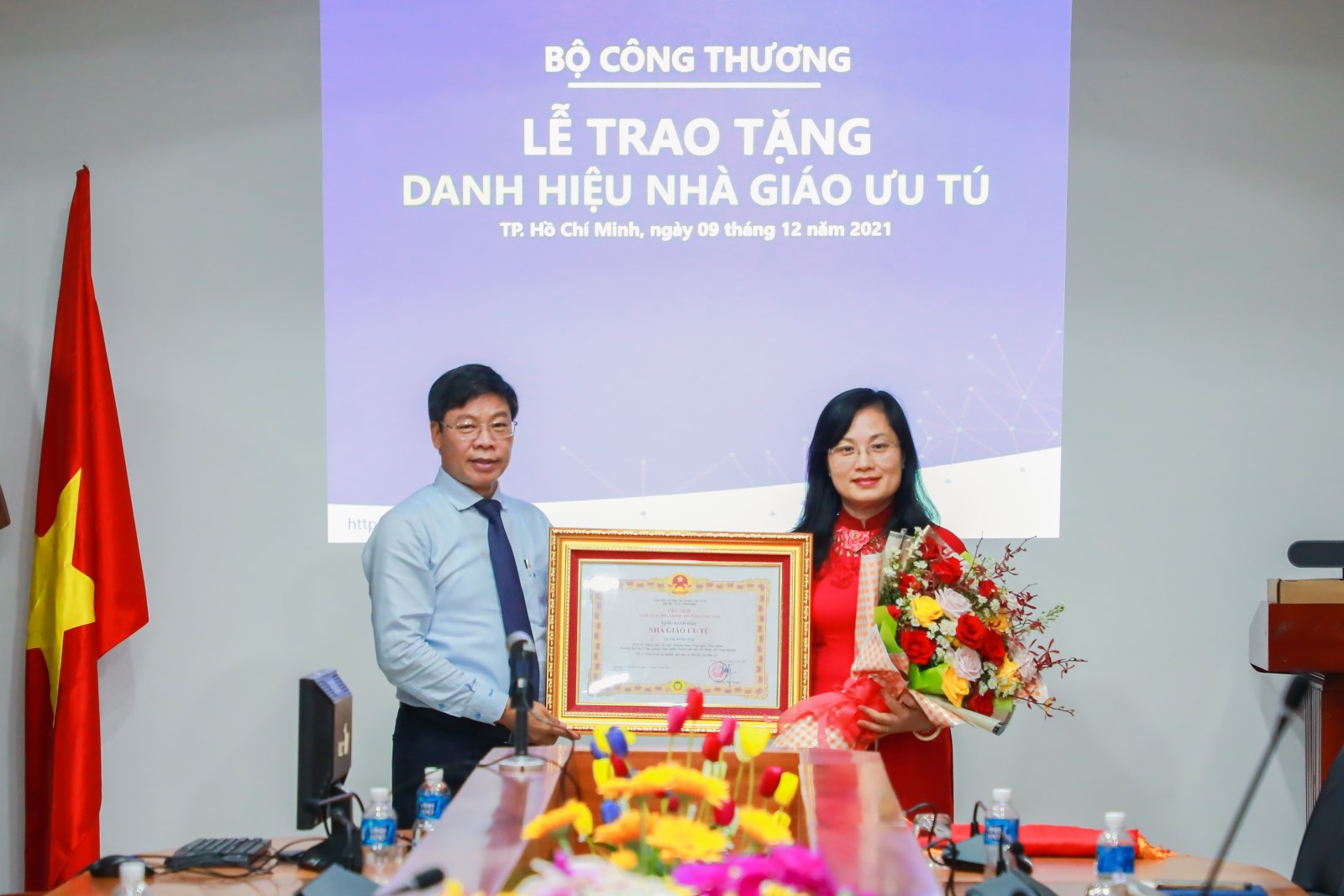 Phó Hiệu trưởng Lê Thị Hồng Ánh được trao tặng danh hiệu Nhà giáo ưu tú